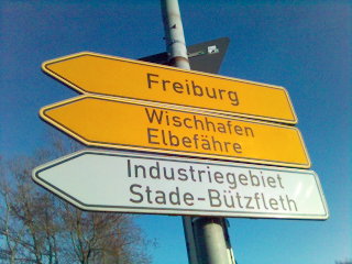 Um die Ecke.