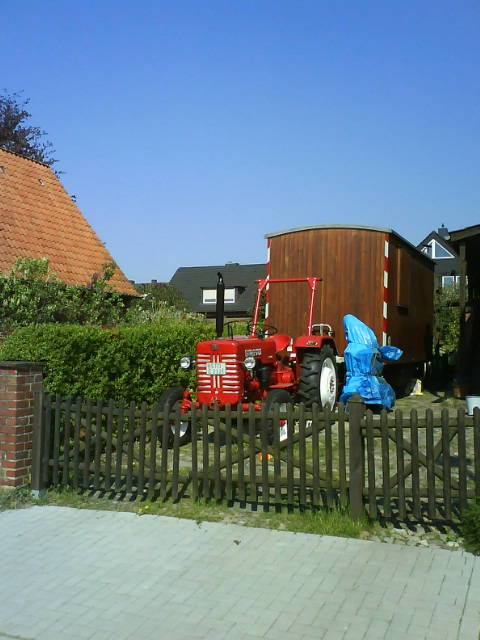 Nachgeblieben, roter Trecker.