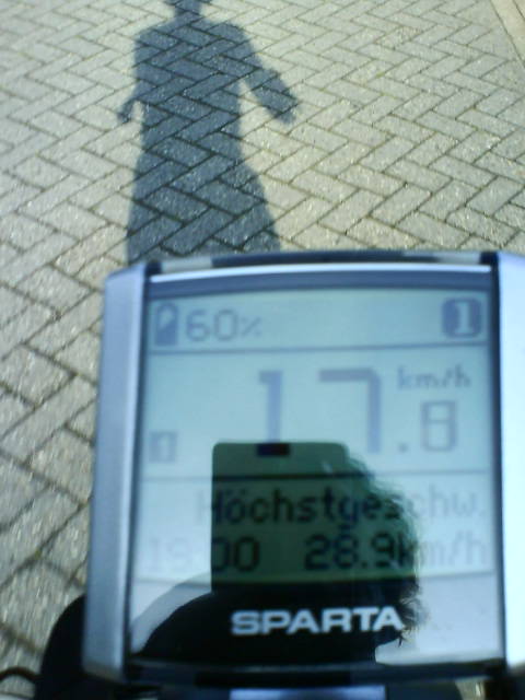 Elektronenradfahrer.