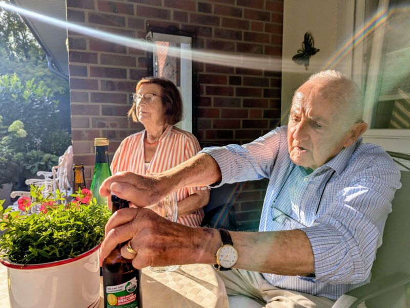 Papa öffnet mir ein Bier